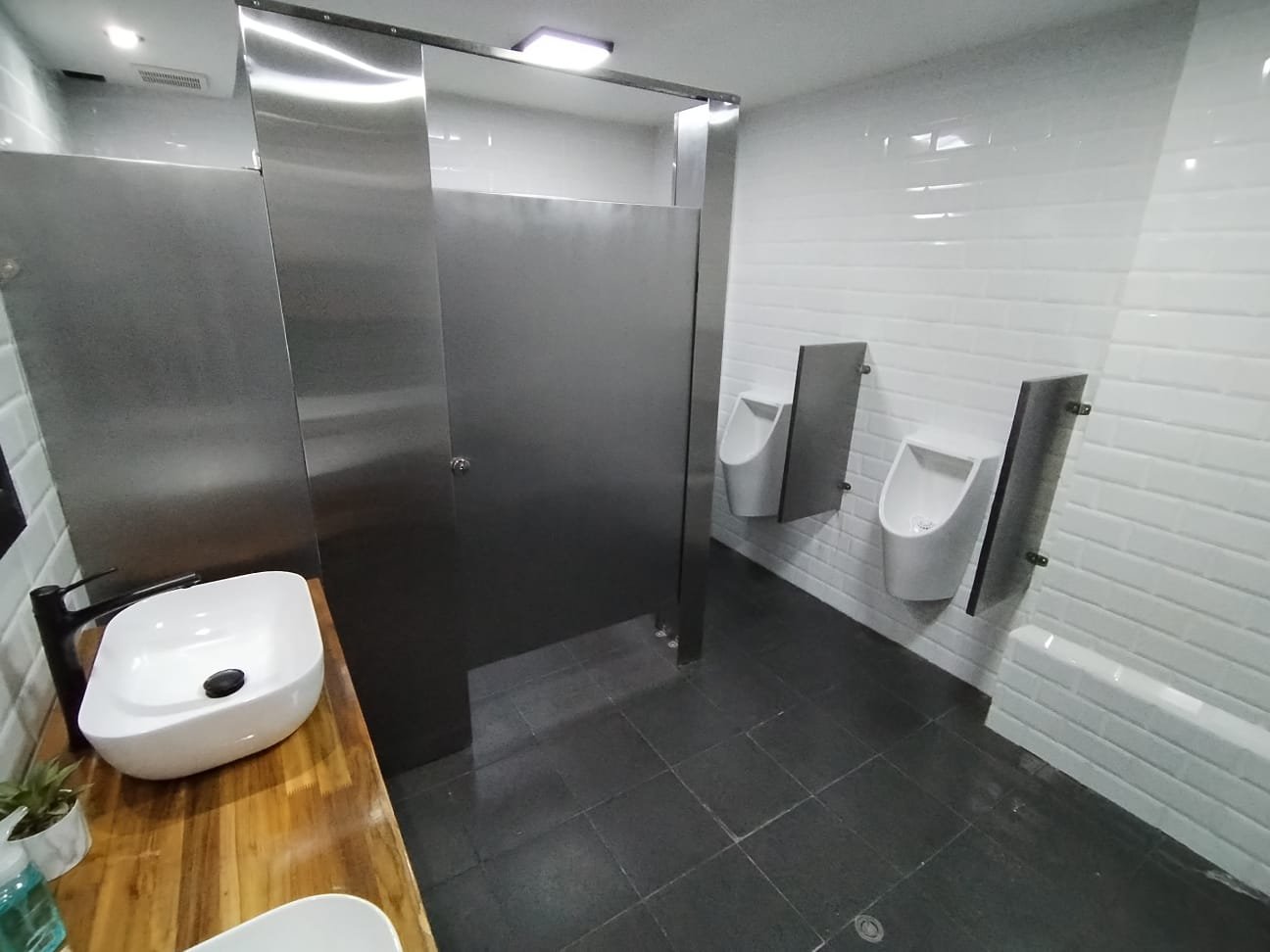 Mamparas sanitarias en acero inoxidable